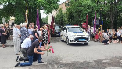 З квітами і на колінах: на Тернопільщині зустріли тіло Героя Юрія Боднарчука. ФОТО