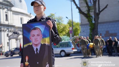 "Змінив теплий кабінет на холодний окоп": у Тернополі попрощалися із загиблим на фронті поліцейським. ВІДЕО
