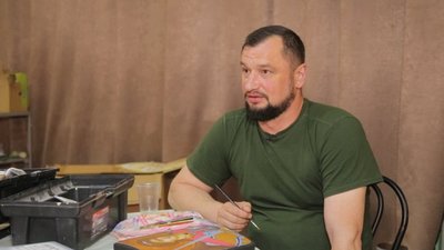 "Врятувала життя": капелан зі 105-ї бригади пише ікону на бронеплиті