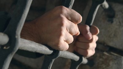 Агресивний злочинець на суді погрожував "відрізати голову" прокурорці