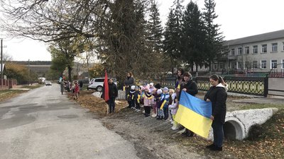 На Тернопільщині живим коридором зустріли загиблого 18-річного воїна Радомира Олійника. ФОТО