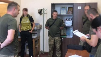 У всіх регіонах країни: правоохоронці проводять масштабні обшуки у військкоматах і медичних закладах