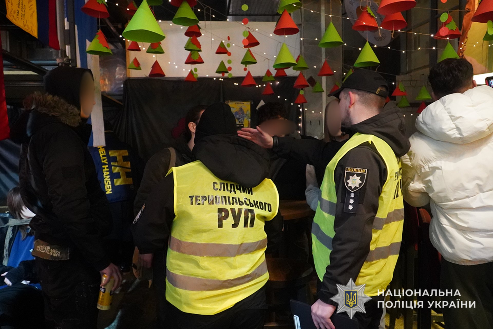 Поліція повідомила про результати обшуків в розважальному закладі в центрі Тернополя