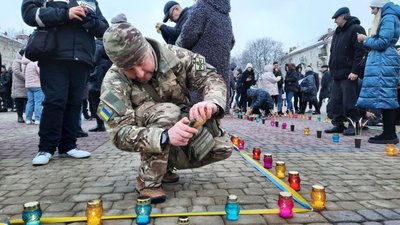 Велетенський хрест зі свічок запалили у Тернополі до Дня пам'яті жертв Голодоморів. ФОТО, ВІДЕО