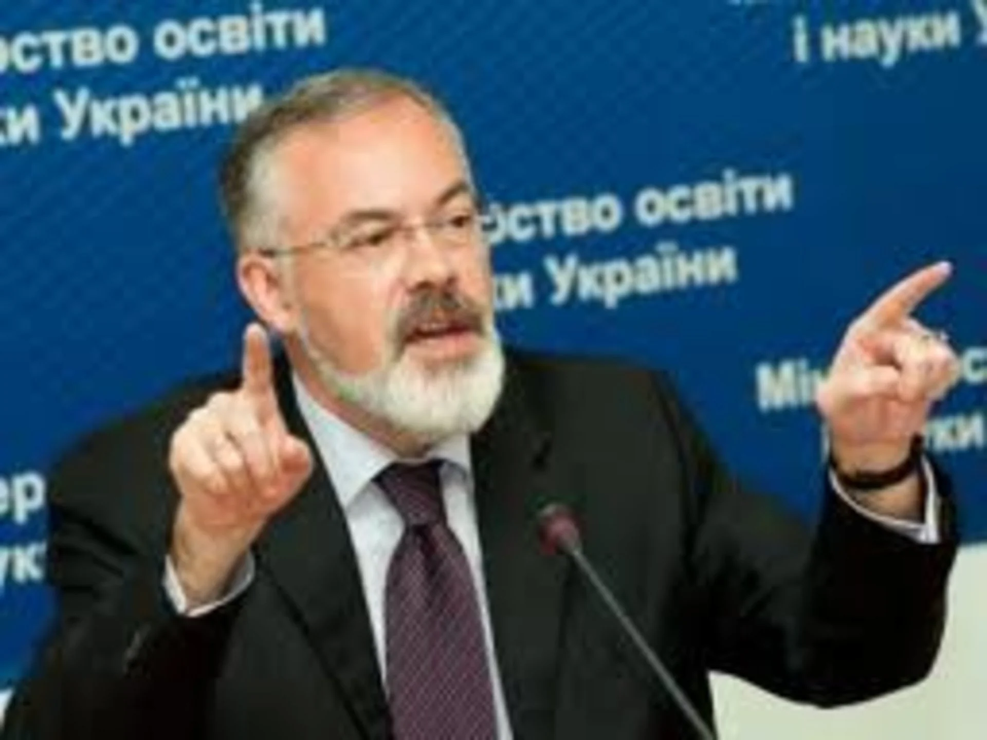 Табачник таки "обріже" українську мову