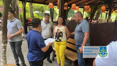 За хабарництво будуть судити викладачку вишу: її затримали у ресторані. ФОТО
