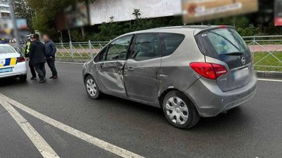 На Збаразькому кільці водій вантажівки "пом'яв" легковика і... поїхав, ніби нічого не сталося. ФОТО