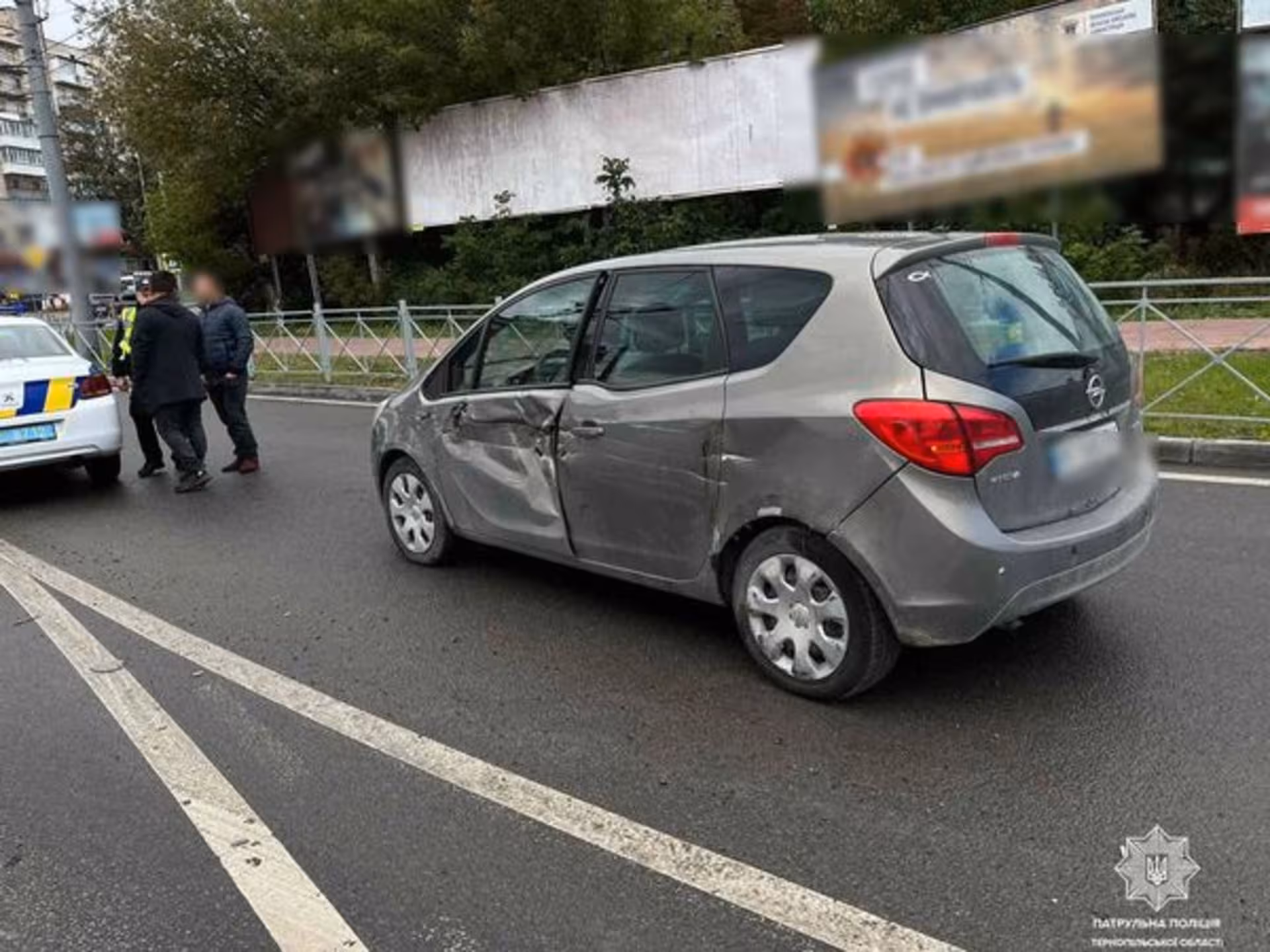На Збаразькому кільці водій вантажівки "пом'яв" легковика і... поїхав, ніби нічого не сталося. ФОТО