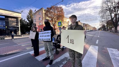 У Тернополі люди вийшли на вулиці, аби вшанувати загиблих Героїв. ФОТО