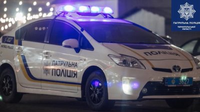 Спочатку на автомобілі, а потім - на своїх двох: п'яна молодиця намагалася втекти від патрульних. ВІДЕО