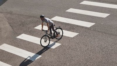 Велосипедист збив на пішохідному переході дівчину: вона у лікарні