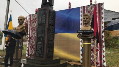 "Столиця воюючої України": у знаковому місці на Тернопільщині відкрили погруддя Бандері і Шухевичу. ФОТО