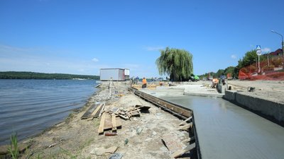 Стемковський погрожує туристам, які відпочивали на газоні. ВІДЕО