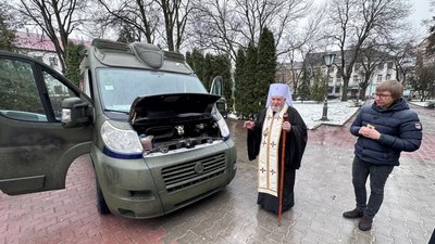 П'ять позашляховиків передала ЗСУ Тернопільсько-Зборівська архиєпархія УГКЦ. ФОТО