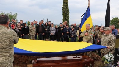 Поховали біля матері: на Тернопільщині попрощалися із 28-річним Героєм. ФОТО