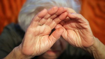 Била і виганяла з дому: донька знущалася зі старенької матері