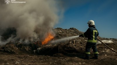 Пожежа на Малашівському сміттєзвалищі: вогонь охопив понад сотню квадратних метрів