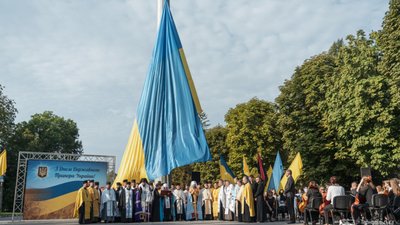 У Тернополі урочисто підняли найбільший прапор в області. ФОТО