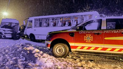 На Тернопільщині зіткнулися карета швидкої і рейсовий автобус: фельдшерку заблокувало у понівеченому авто. ФОТО