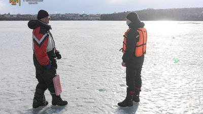 Тернопільські "камікадзе" досі сидять на ставі: рятувальники напоготові. ФОТО