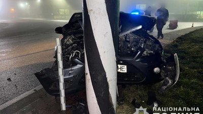 Автомобіль вилетів з дороги і врізався у стовп: карколомна ДТП на Збаразькому кільці