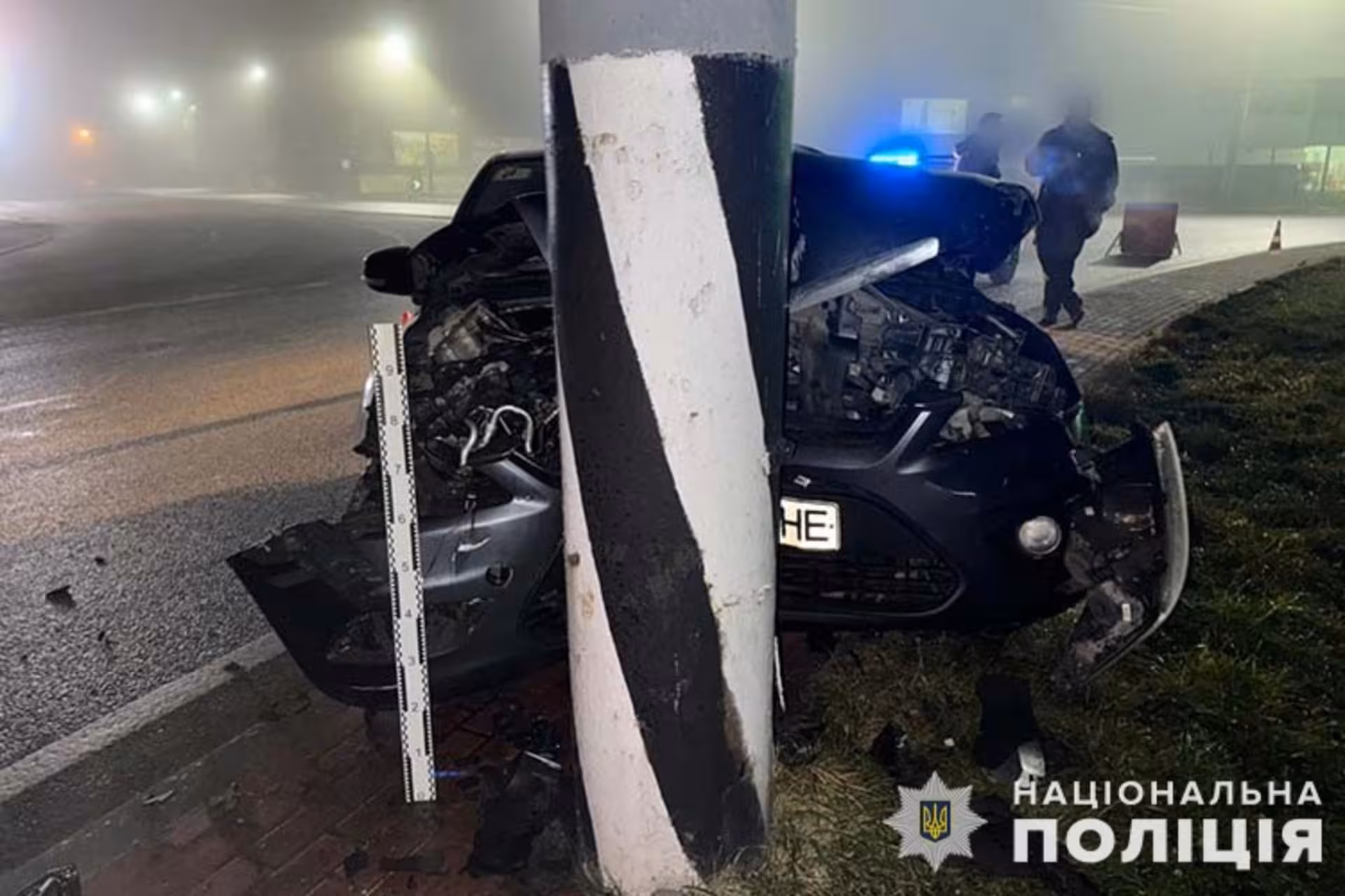 Автомобіль вилетів з дороги і врізався у стовп: карколомна ДТП на Збаразькому кільці