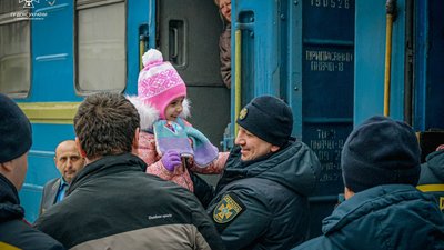 Звичне життя зруйнували окупанти: до Тернополя знову прибули переселенці з Донеччини