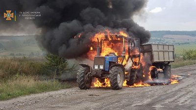 На Тернопільщині горів трактор, який перевозив пшеницю. ФОТО