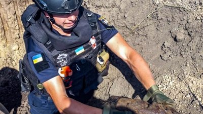 Цілий арсенал: на подвір'ї у селі неподалік Тернополя викопали 37 артилерійських снарядів