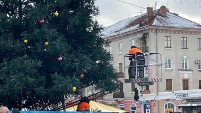 Відсвяткували: на Театральному майдані почали розбирати ялинку. ФОТО