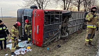 У Польщі перекинувся автобус з біженцями з України. ФОТО