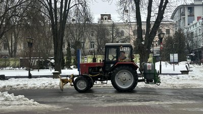 Вночі у Тернополі спецтехніка посипала дороги протиожеледною сумішшю