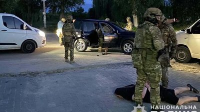 Відібрали автомобіль і погрожували розправою: бандити вимагали гроші у підприємця за "захист бізнесу"