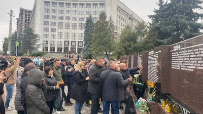 День тих, завдяки кому настає завтра: в Україні вшановують захисників і захисниць