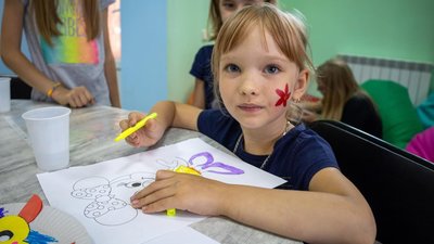 Для дітей, котрі втекли від війни, організовують заняття з арт-терапії. ФОТО