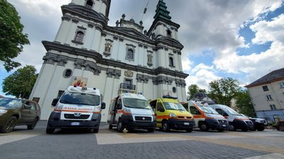 Під охороною Бога: УГКЦ передала військовим сім автомобілів. ФОТО