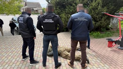 Вимагав 25 тисяч доларів, аби чоловіка не мобілізували: військового спіймали на рекордному хабарі