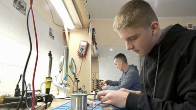 Тернопільський школяр організував виробництво FPV-дронів. ВІДЕО