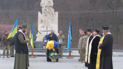 Автомобіль з бійцями наїхав на ворожу міну: на Тернопільщині попрощалися із загиблим Захисником. ФОТО