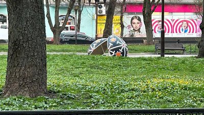 Агресивний чоловік розтрощив велетенську писанку в центрі Тернополя. ФОТО