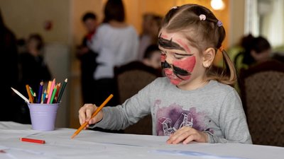 Дітей, котрі втекли від війни до Тернополя, вчать створювати писанки. ФОТО