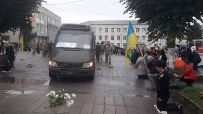 Тіло загиблого Героя Володимира Сакалюка зустріли сьогодні на Тернопільщині. ФОТО