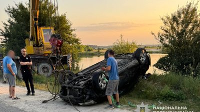 Автомобіль злетів у ставок, водій загинув: трагічна пригода на Тернопільщині