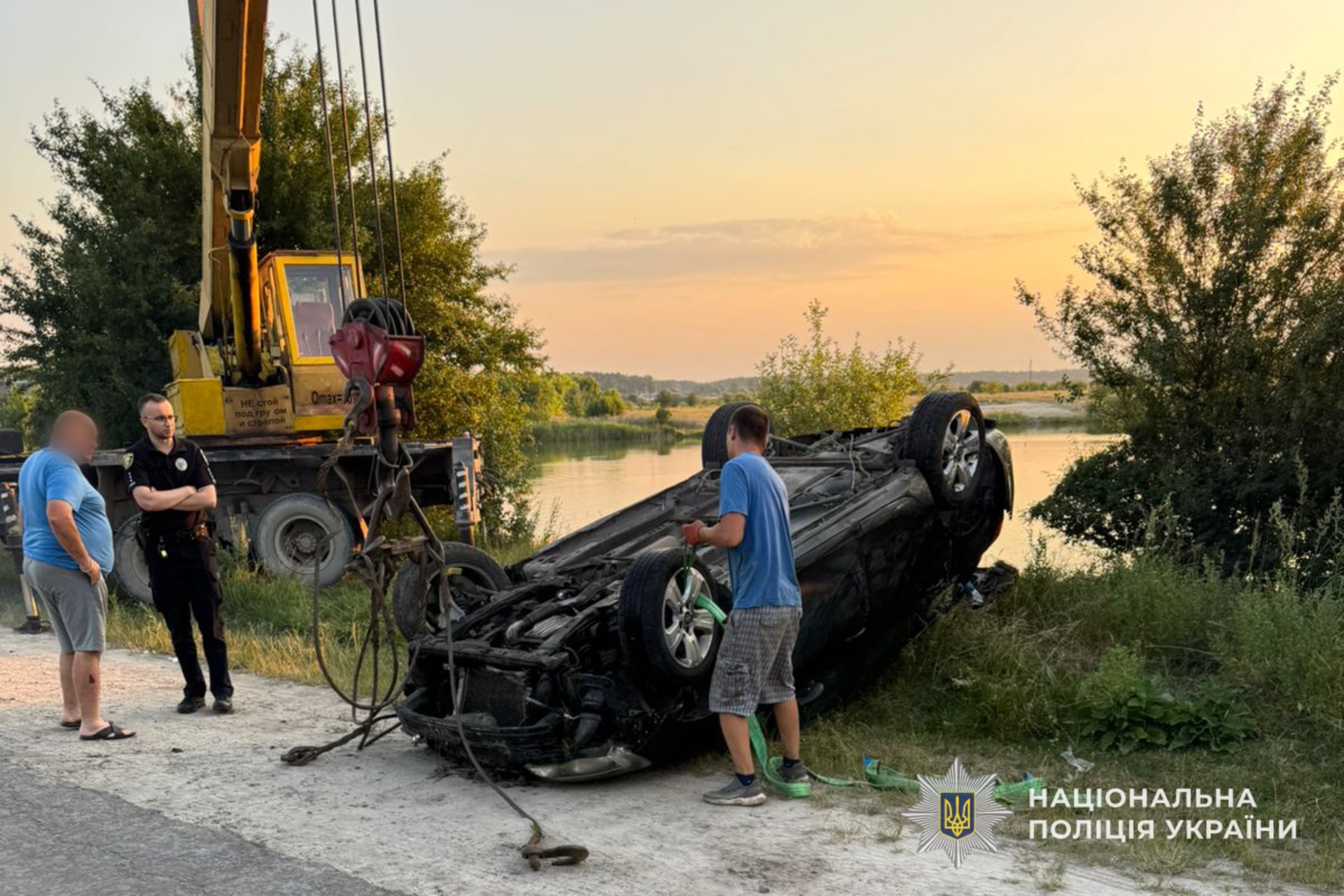 Автомобіль злетів у ставок, водій загинув: трагічна пригода на Тернопільщині