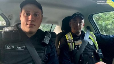 Лежала біля пішохідного переходу: у Тернополі патрульні врятували жінку
