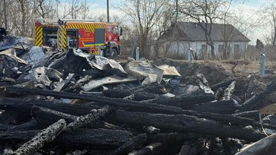 Вціліли лише дзвони і кадило: на Тернопільщині згоріла столітня дерев'яна церква. ФОТО