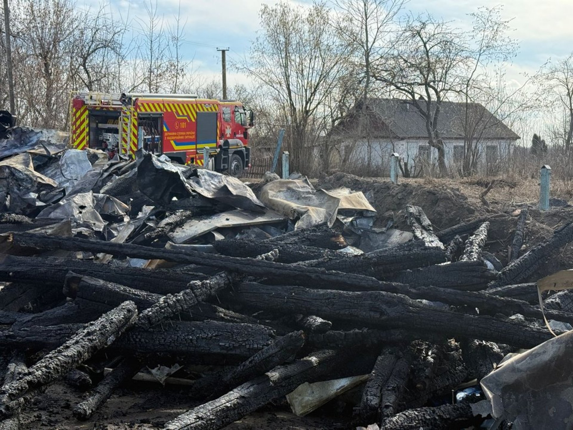 Вціліли лише дзвони і кадило: на Тернопільщині згоріла столітня дерев'яна церква. ФОТО