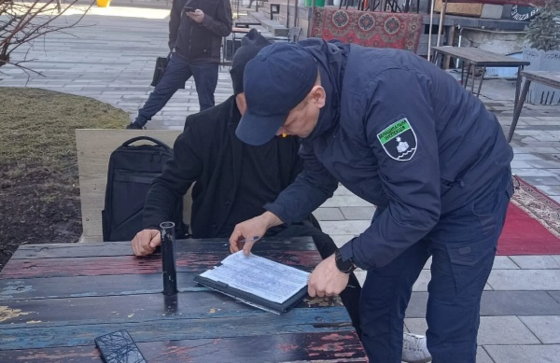 Оштрафували власників закладу, які прали килими у самому центрі Тернополя. ВІДЕО