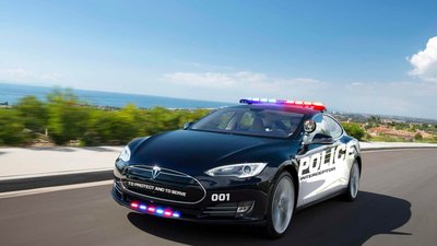П'яний водій втікав від патрульних на "Теслі", а потім - на своїх двох. ВІДЕО
