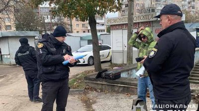 У Тернополі спіймали підозрілого чоловіка з банкою бурштину. ФОТО